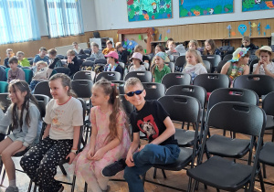 Publiczność kibicuje wokalistom.