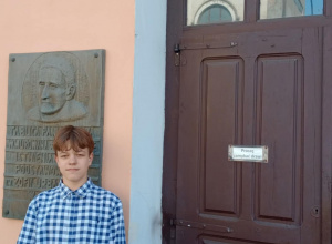 uczeń stoi przed szkołą