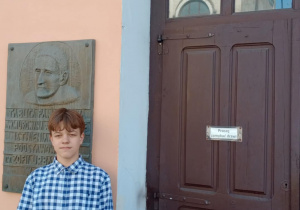 uczeń stoi przed szkołą