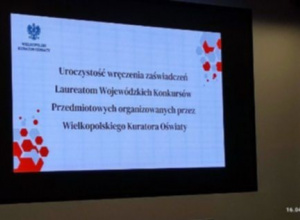 ekran z napisem