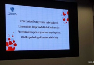 ekran z napisem