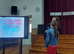 uczennica z nauczycielka patrzą na monitor
