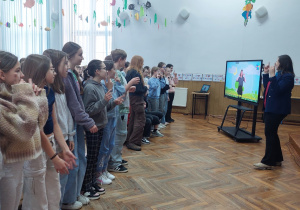 grupa uczniów w auli szkolnej