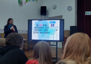 uczniowie i nauczyciel patrzą na ekran monitora