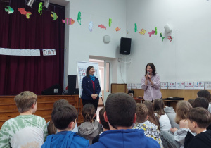 grupa uczniów w auli szkolnej