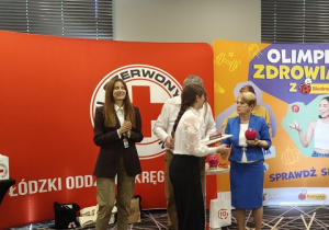 uczennica odbiera nagrodę od nauczycielki