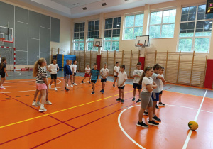Dzieci przygotowują się do gry w Dwa ognie