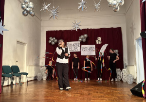 Dziewczynka śpiewa na scenie.