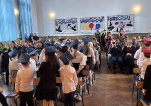 Dzieci śpiewają piosenkę przed rodzicami.