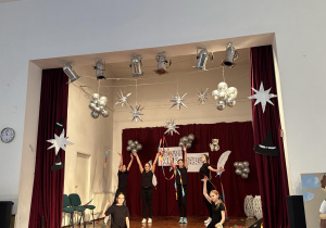 Dziewczynki ze starszych klas mają pokaz akrobatyczny z szarfami.