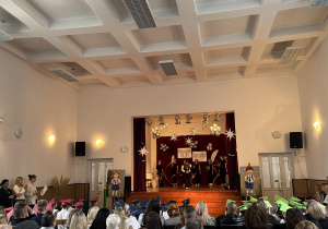 Dziewczynki ze starszych klas tańczą przed publicznością.