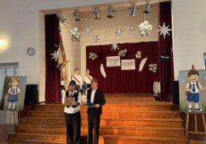 Dwoje uczniów z Samorządu Uczniowskiego czyta list dla młodszych kolegów.