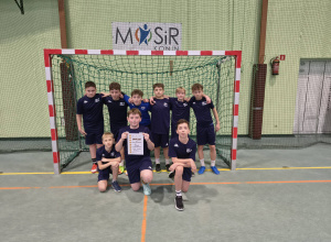 Drużyna chłopców na tle bramki