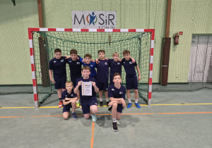 Drużyna chłopców na tle bramki