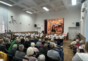 Goście oglądają występy dzieci.