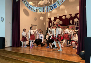Uczniowie tańczą taniec ludowy - Poleczka.