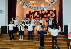 Dzieci tańczą do układu z filmu High School Musical.