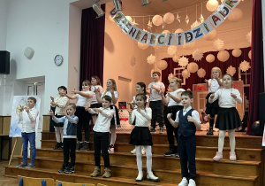 Uczniowie tańczą do piosenki Cleo.