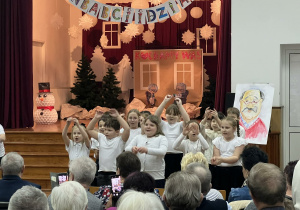 Dzieci śpiewają i pokazują do piosenki.