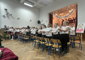 Wszystkie 3 klasy śpiewają piosenkę dla dziadków.