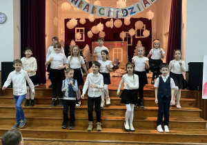 Uczniowie tańczą na schodach.