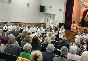 Dzieci śpiewają piosenkę.