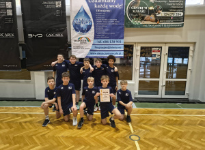 Drużyna chłopców prezentuje dyplom