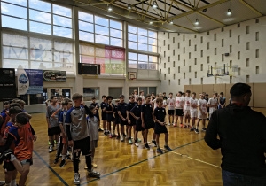 Drużyny zawodników ustawione w rzędach