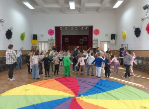 Scena, dzieci i chusta animacyjna