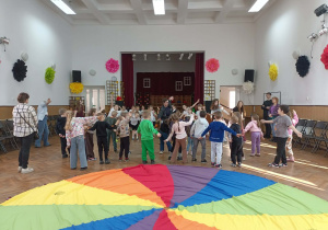 Scena, dzieci i chusta animacyjna