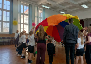 Zabawa z chustą animacyjną.