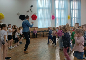 Nauczyciel prezentuje układ taneczny