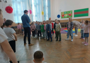 Nauczyciel rozmawia z dziećmi.