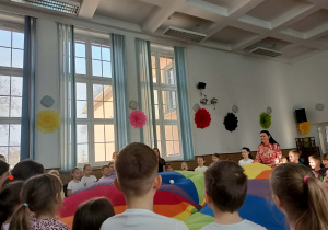 Piłeczka krąży po falującej chuście.