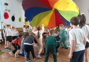 Chusta animacyjna spektakularnie unosi się w powietrzu.