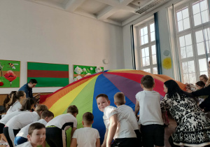 Chusta animacyjna, która przypomina czaszę spadochronu.