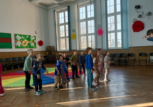 Grupa przedszkolaków gotowa do tańca