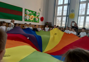 Chusta animacyjna, która wygląda jak kolorowy wir wodny.