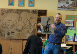 autor rymowanek pokazuje ilustracje ze swojej książki