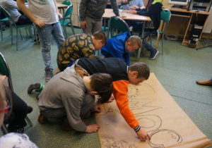 uczniowie ilustrują wyobrażenie Smoga Wawelskiego