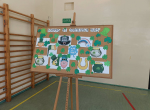 Tablica korkowa z napisem po angielsku - Dzień świętego Patryka