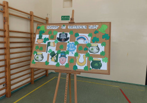 Tablica korkowa z napisem po angielsku - Dzień świętego Patryka