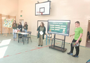 Starsi uczniowie prezentują prezentację dla innych uczniów.