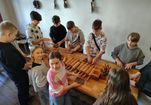 Dzieci wałkują ciasto na pierniki