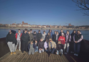 Dzieci pozują z nauczycielami na tle Wisły.