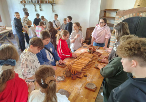 Dzieci mają warsztaty piernikowe.