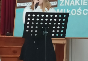 Uczennica śpiewa piosenkę.