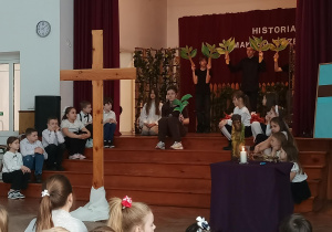 Na auli ustawiono krzyż.