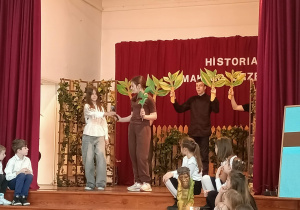Dzieci grają na scenie.