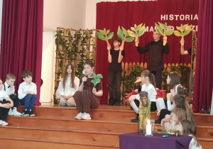 Dzieci grają w przedstawieniu.